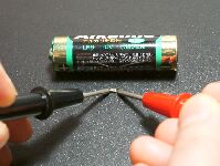 パスコンをテスターで測定、電池は大きさの比較用